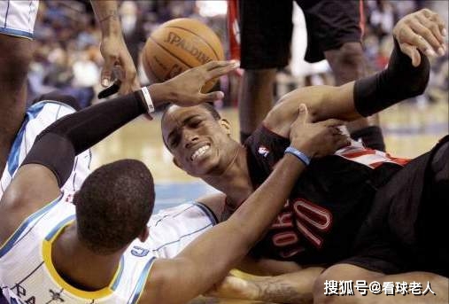 篮球规则双方争球手势_篮球比赛中争球手势_篮球争球犯规手势