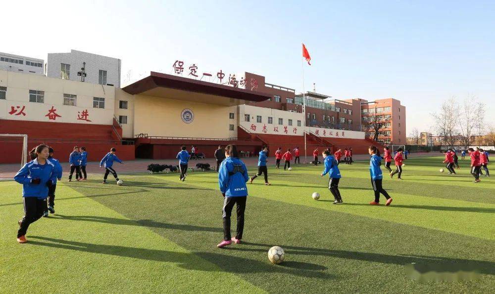 小学生是足球世界冠军_小学足球比赛冠军_足球冠军小学生世界是谁