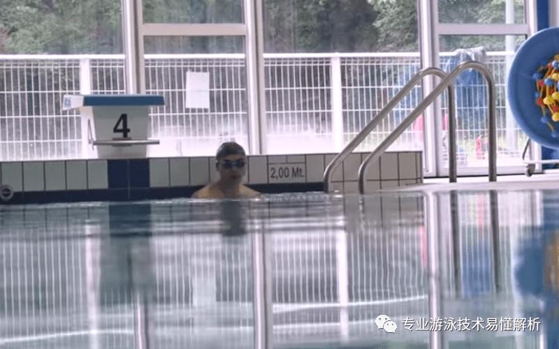 游泳深水区怎么站起来_游泳深水测试技巧有哪些_游泳深水教学