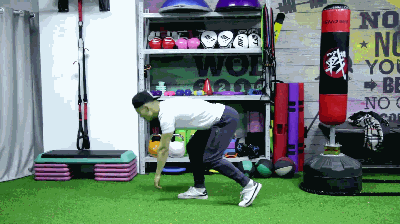 练腿的健身房动作_腿部健身房训练动作_健身房练腿部